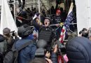 Suspendidos dos policías de Seattle que participaron en el asalto al Capitolio Suspendidos dos policías de Seattle que participaron en el asalto al Capitolio