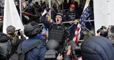 Suspendidos dos policías de Seattle que participaron en el asalto al Capitolio Suspendidos dos policías de Seattle que participaron en el asalto al Capitolio