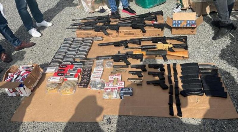 Decomisan fusiles, pistolas y municiones de varios calibres Santo Domingo Este